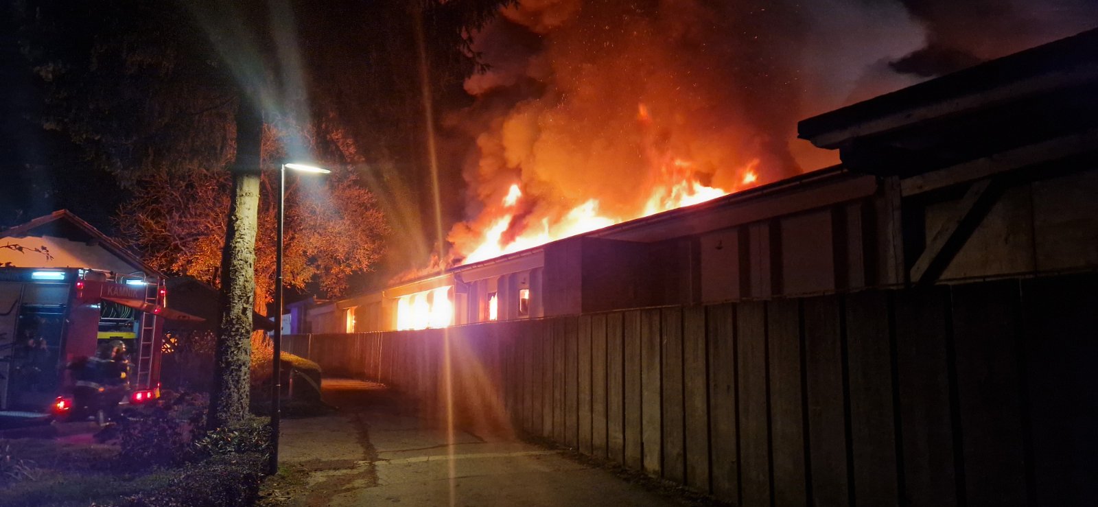 FOTO: Velik požar industrijskega objekta: Ogenj gasilo več kot 150 gasilcev