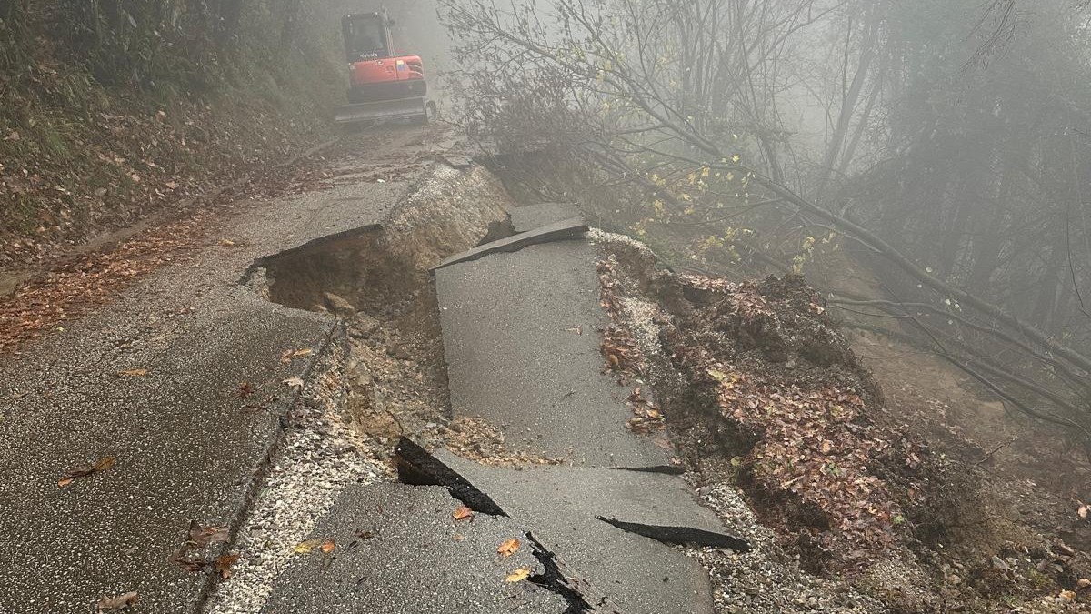 Večje število plazov odrezalo vasi v Brdih, škoda bo večmilijonska (FOTO in VIDEO)