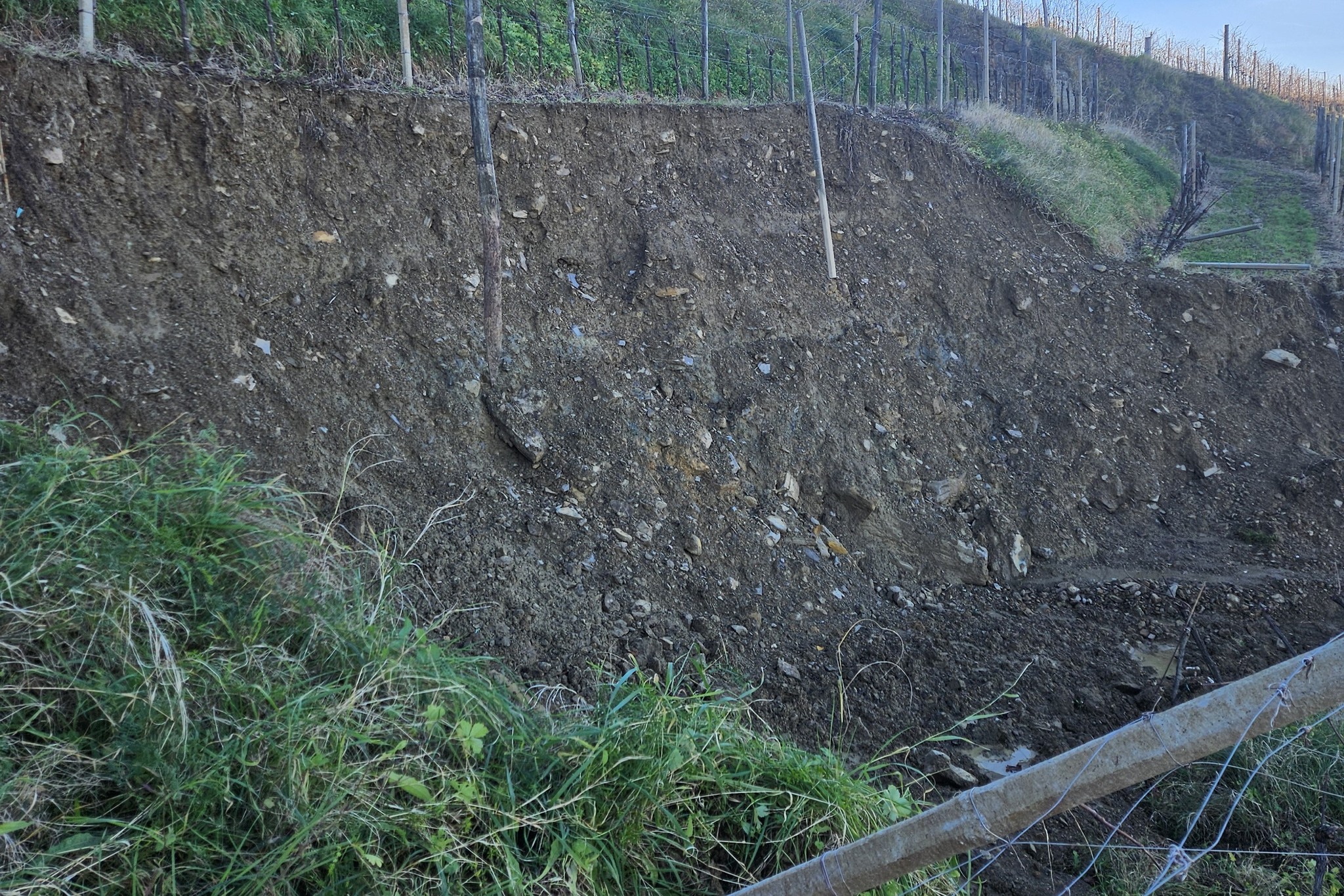 Plazovi v Brdih: Cesta le za nujne intervencije, ponovno začelo deževati