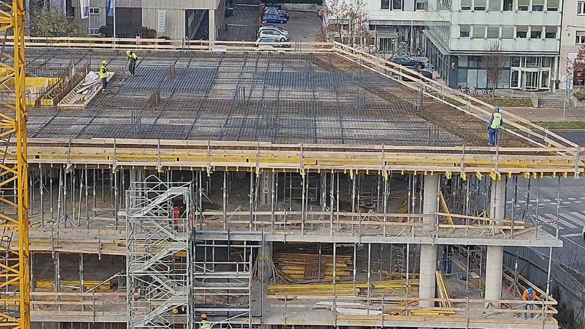 Na največjem slovenskem gradbišču oseba padla z višine