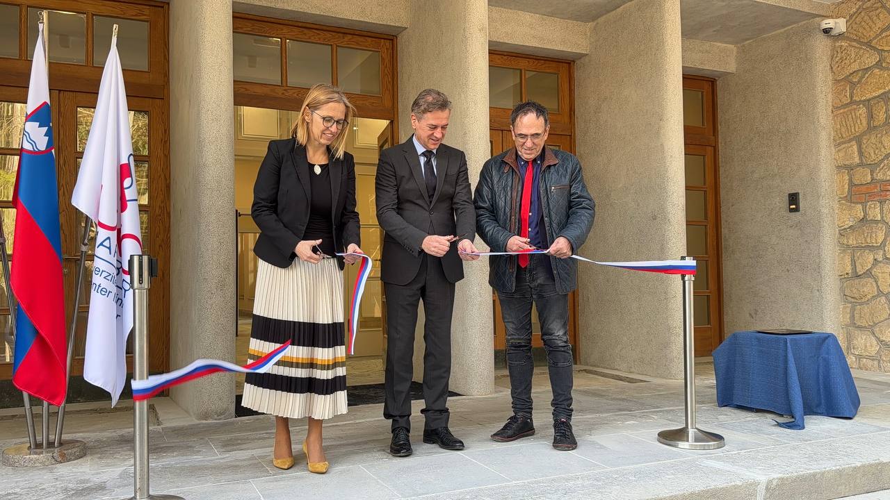 FOTO in VIDEO: Premier Golob odprl prenovljeno negovalno bolnišnico na Slivniškem Pohorju
