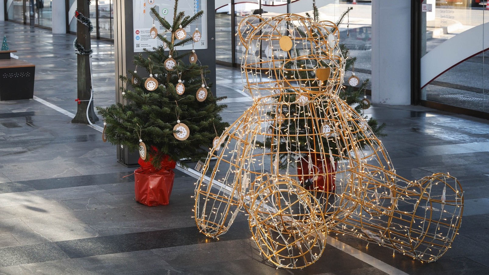 FOTO: Veste, kje v Mariboru obiskovalce pozdravlja več kot dva metra visok medved?