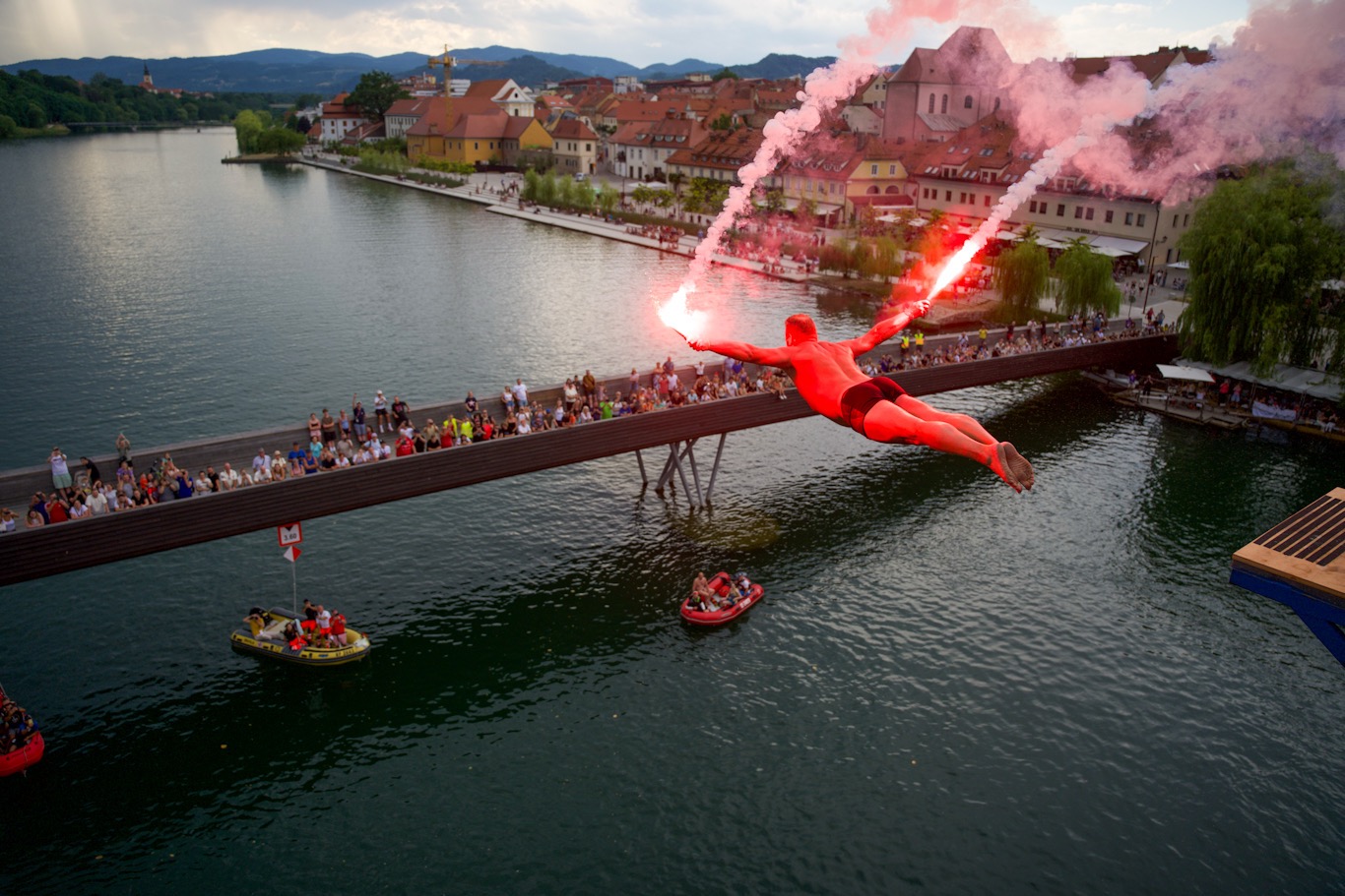 FOTO: Vrhunski tekmovalci znova navdušili mariborsko občinstvo s svojimi vratolomnimi skoki v Dravo