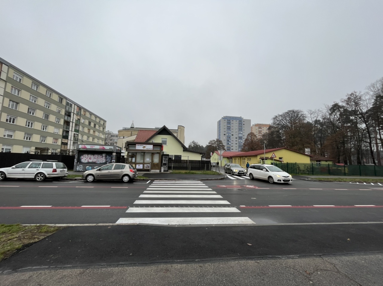 FOTO: Zaposleni v vrtcu na Betnavski zasedajo parkirišča stanovalcev, kaj odgovarjajo v vodstvu?