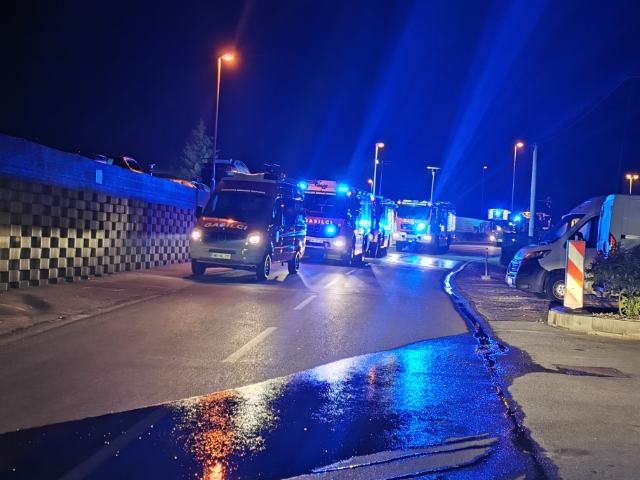 FOTO: Ponoči na Pobrežju zagorelo vozilo in jadrnica