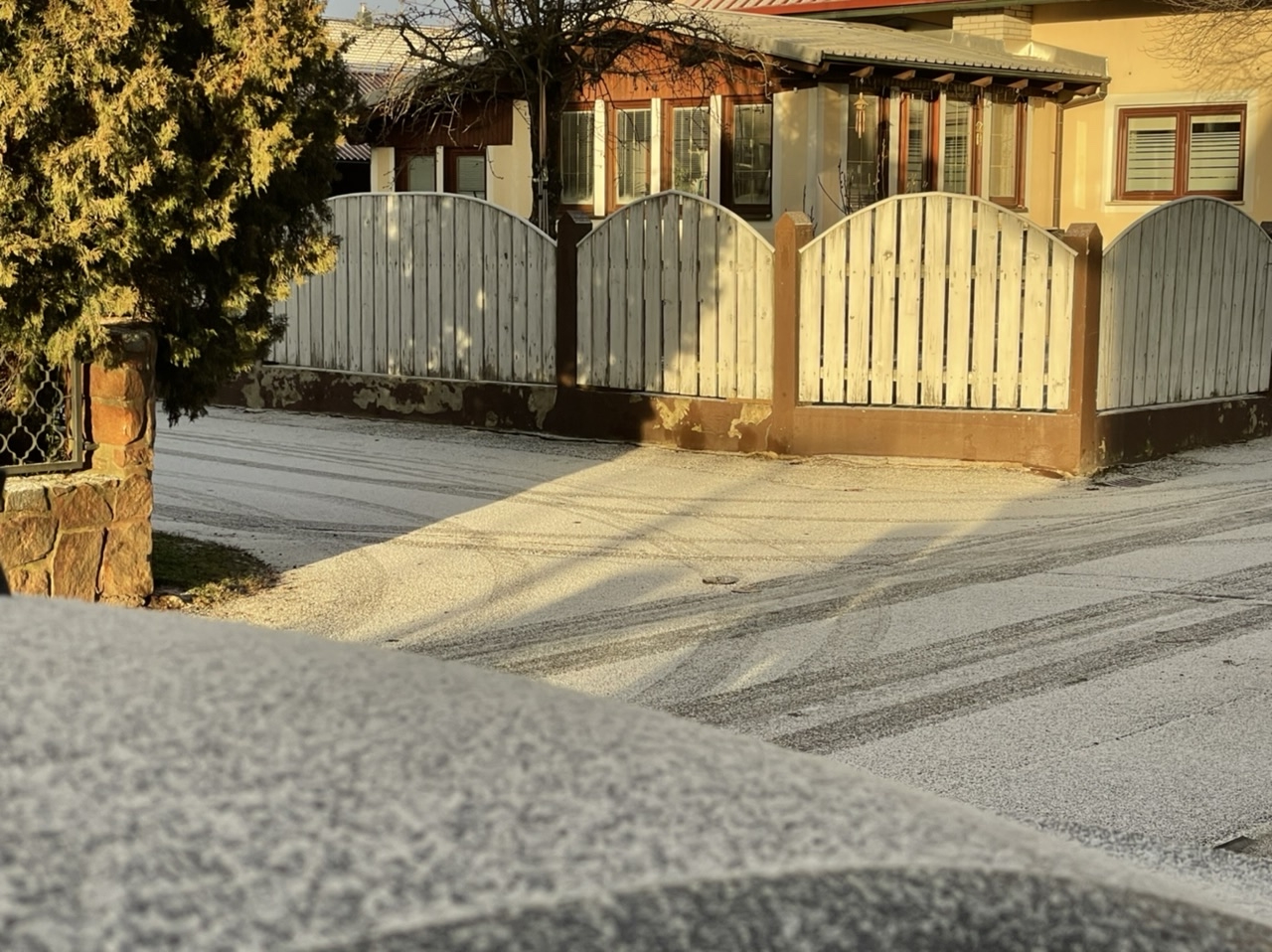 Maribor zjutraj presenetila nenavadna snežna ploha z jasnega