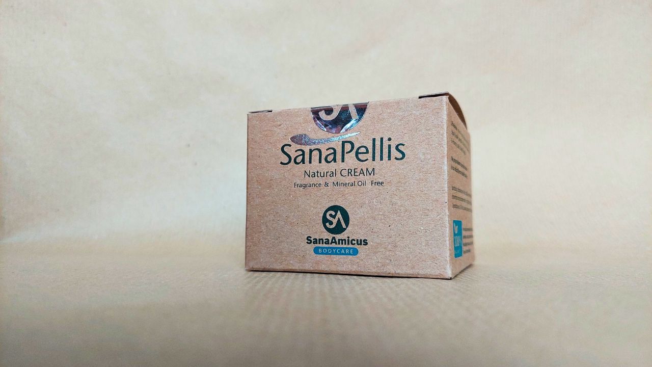 Preizkusili smo odmevno vsestransko slovensko kremo SanaPellis: naravna rešitev za kožne težave