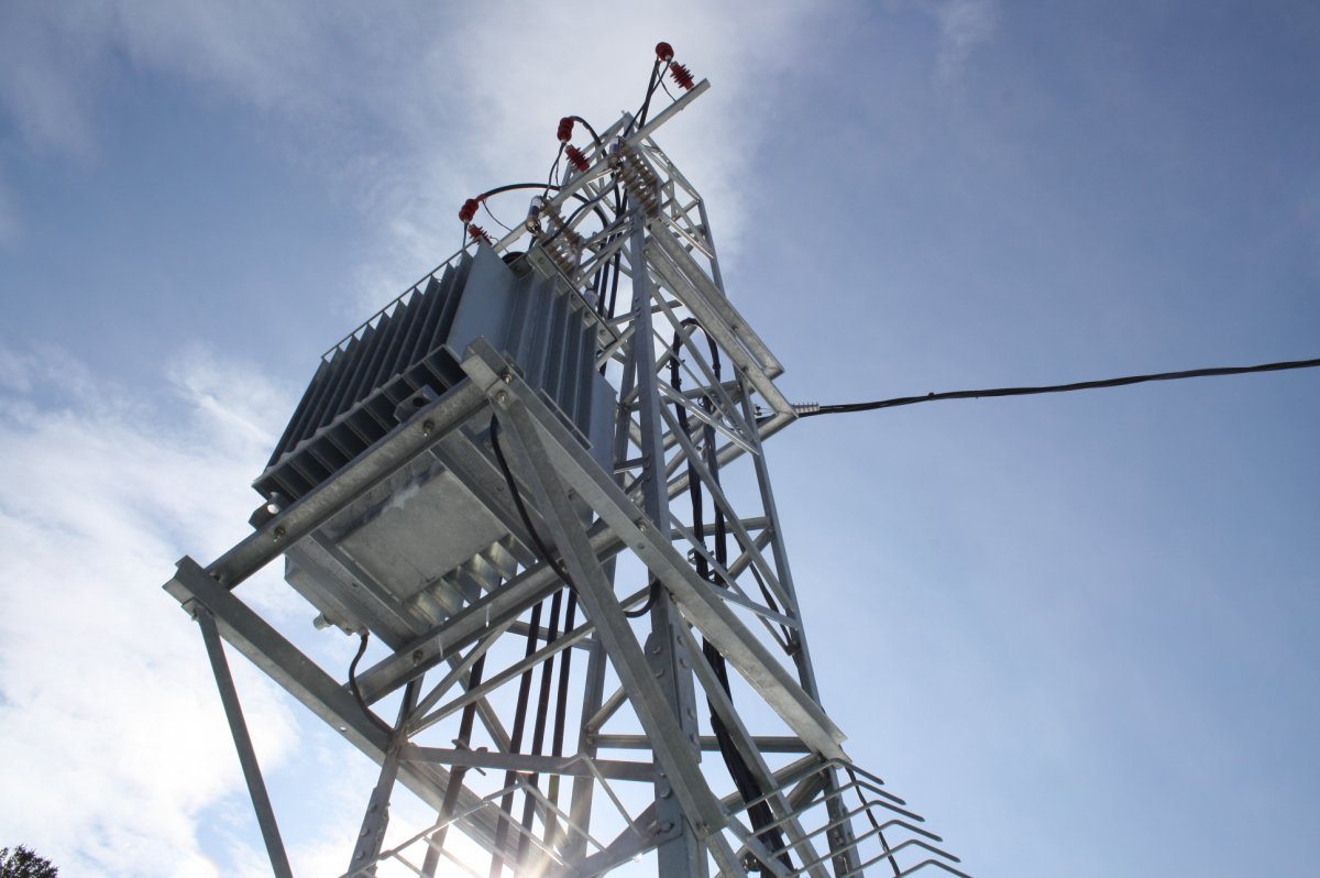 14-letni otrok se je povzpel na transformatorsko postajo, zdravniki se borijo za njegovo življenje