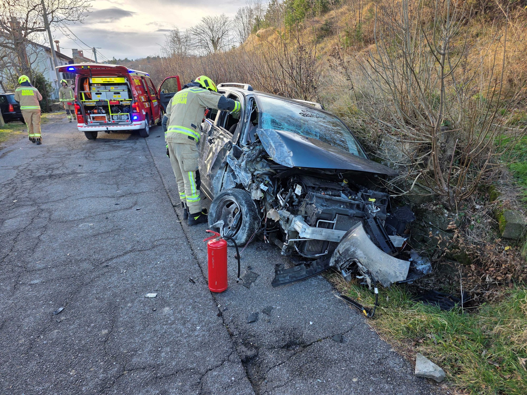 FOTO: Voznica na božično jutro močno trčila v parkiran avtomobil, nato pa še v zid