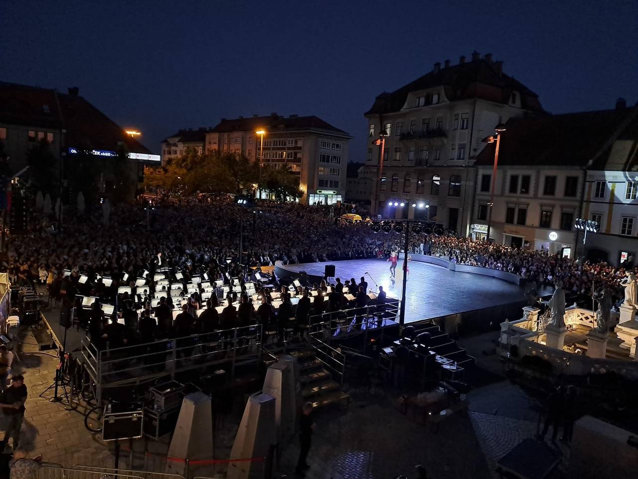 FOTO: Balet pod zvezdami napolnil Glavni trg do zadnjega kotička