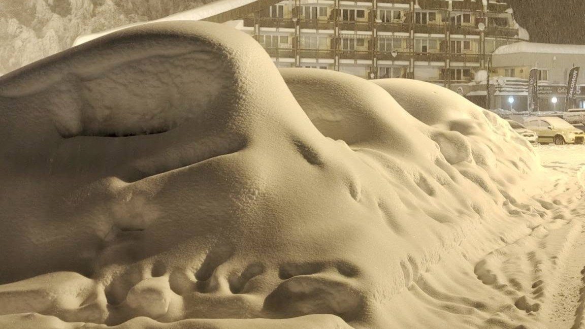 Neverjetni prizori pri naših sosedih: Avti izginili pod tremi metri snega (FOTO in VIDEO)