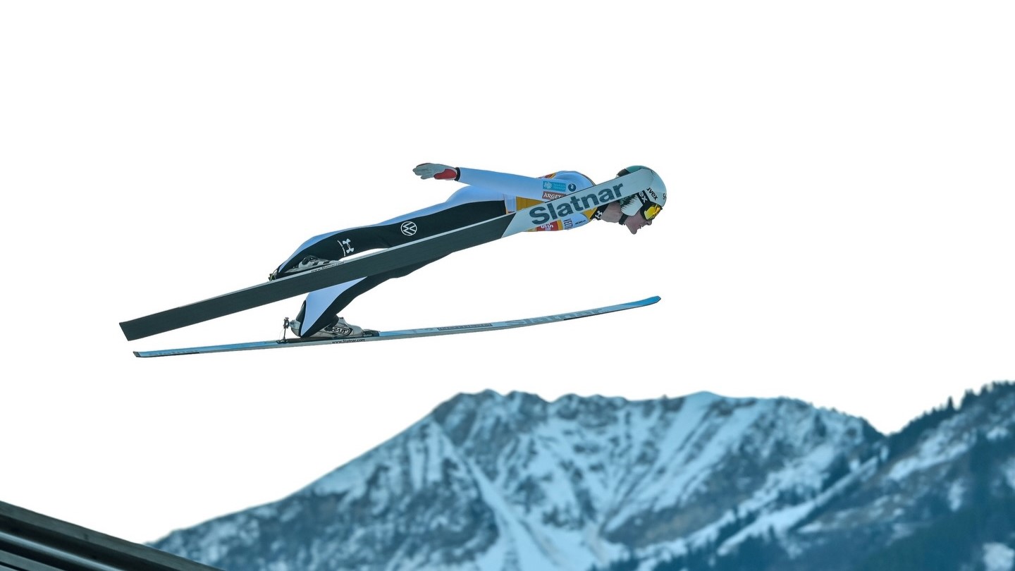 Domen Prevc pometel s konkurenco, Timi Zajc spet izločen zaradi dresa