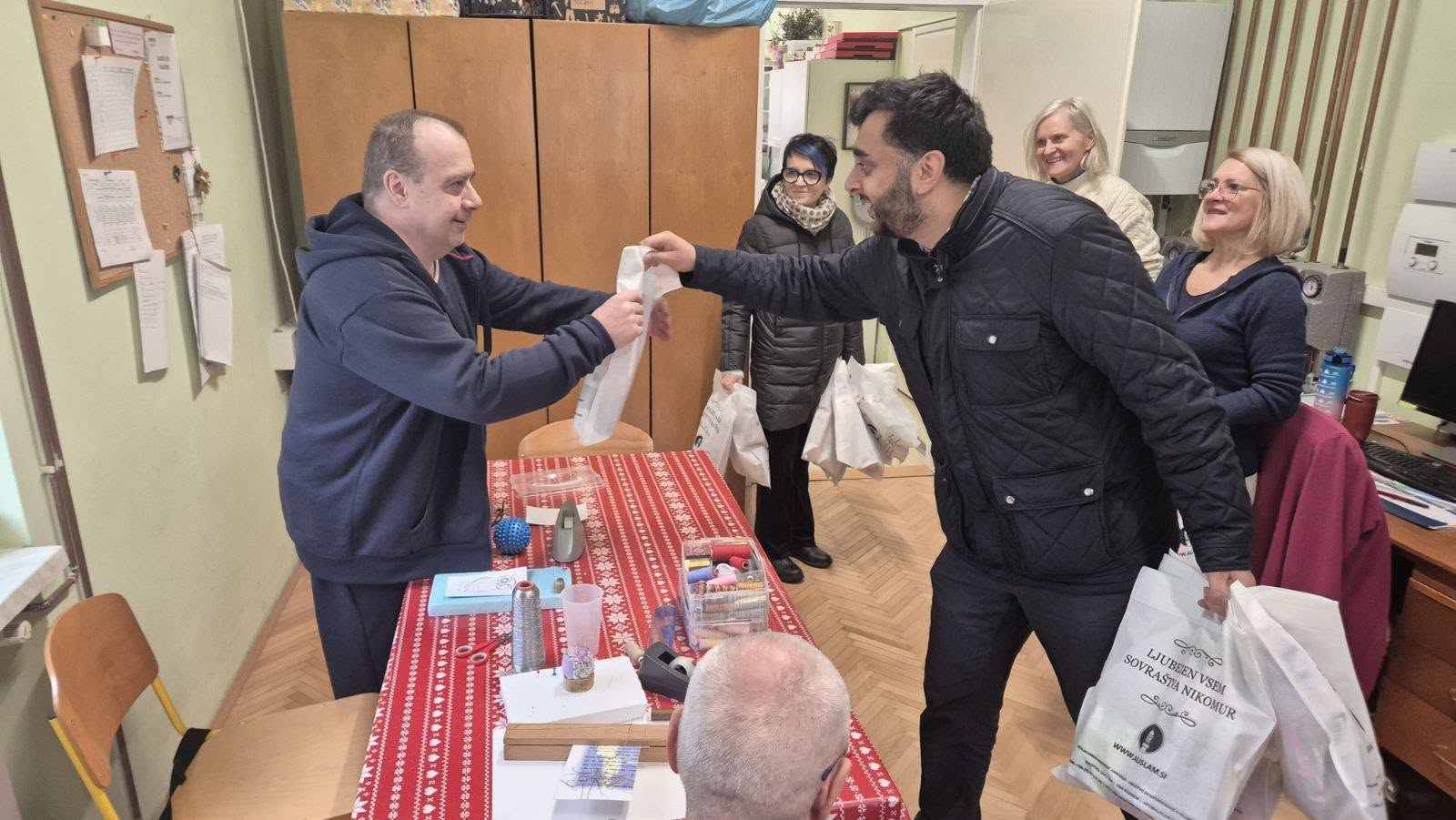 FOTO: Muslimanska skupnost obdarila 120 posameznikov v Mariboru
