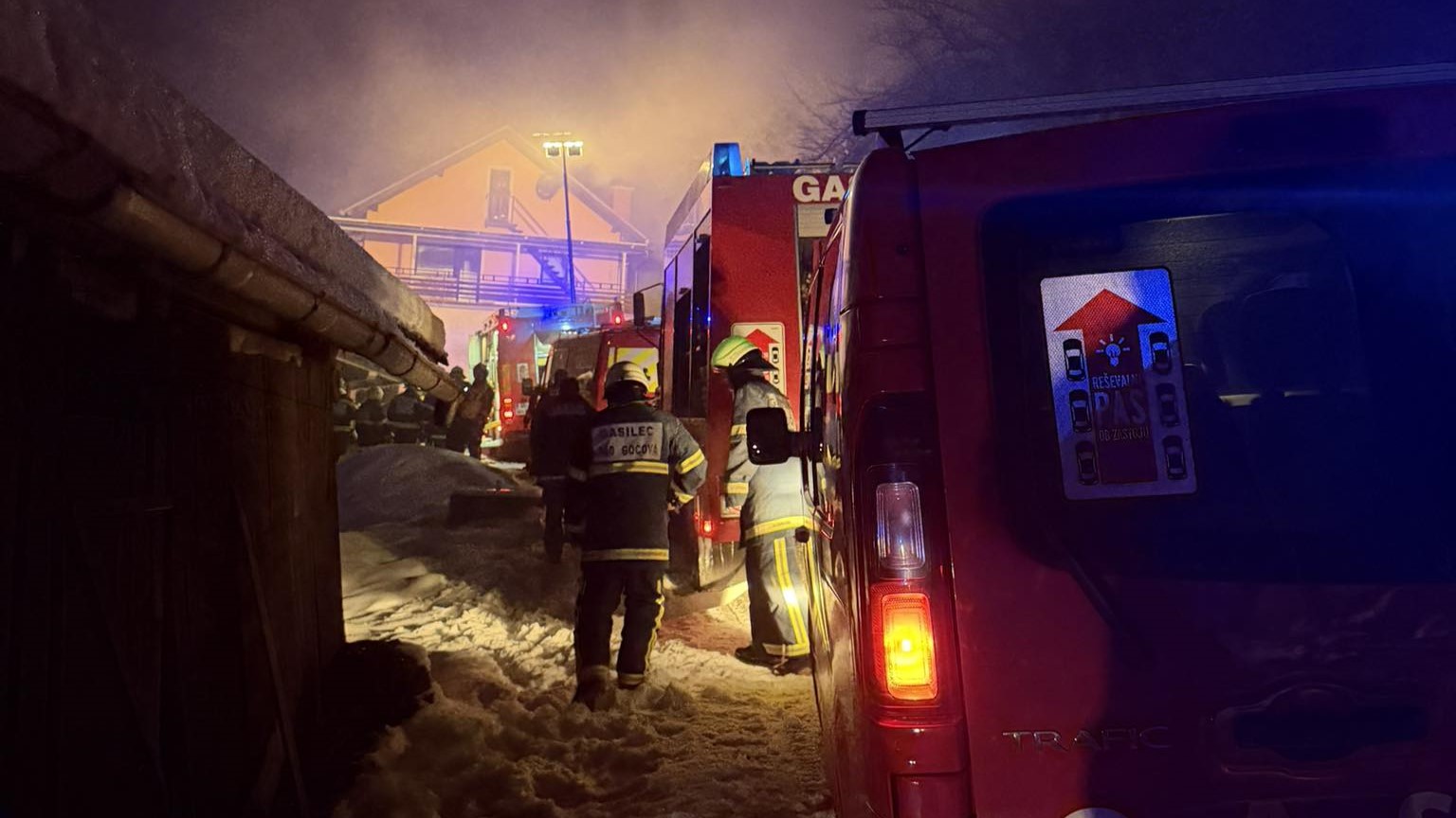FOTO: Ognjeni zublji usodni za moškega, dva poškodovana med reševanjem