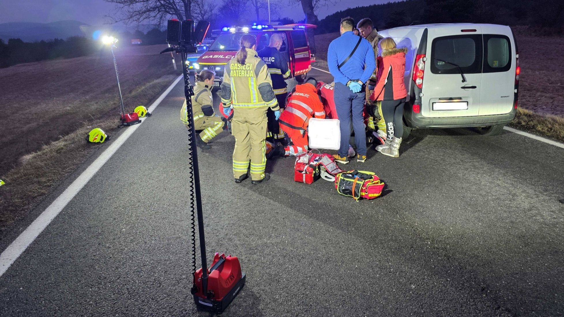 Gasilci in reševalci so se borili za življenje voznika, a žal brez uspeha (FOTO)