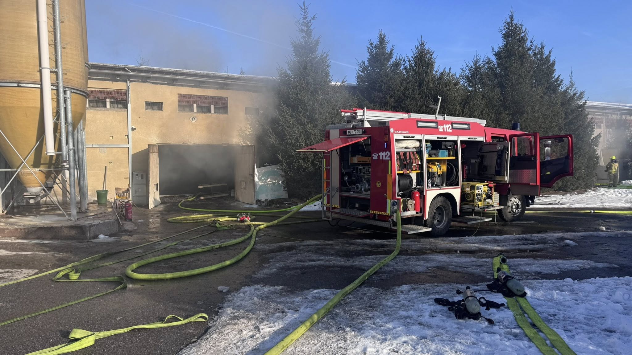 FOTO: Požar na piščančji farmi na Štajerskem, gasilci spet junaki