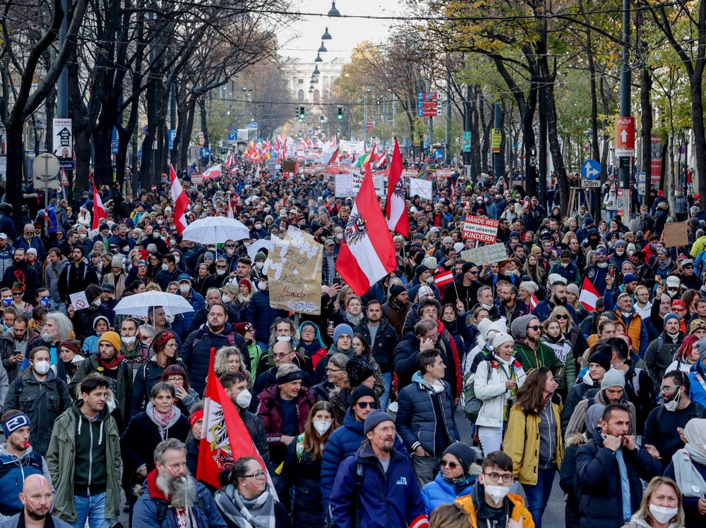 VIDEO: Na Dunaju več kot 40.000 protestnikov proti koronskim ukrepom