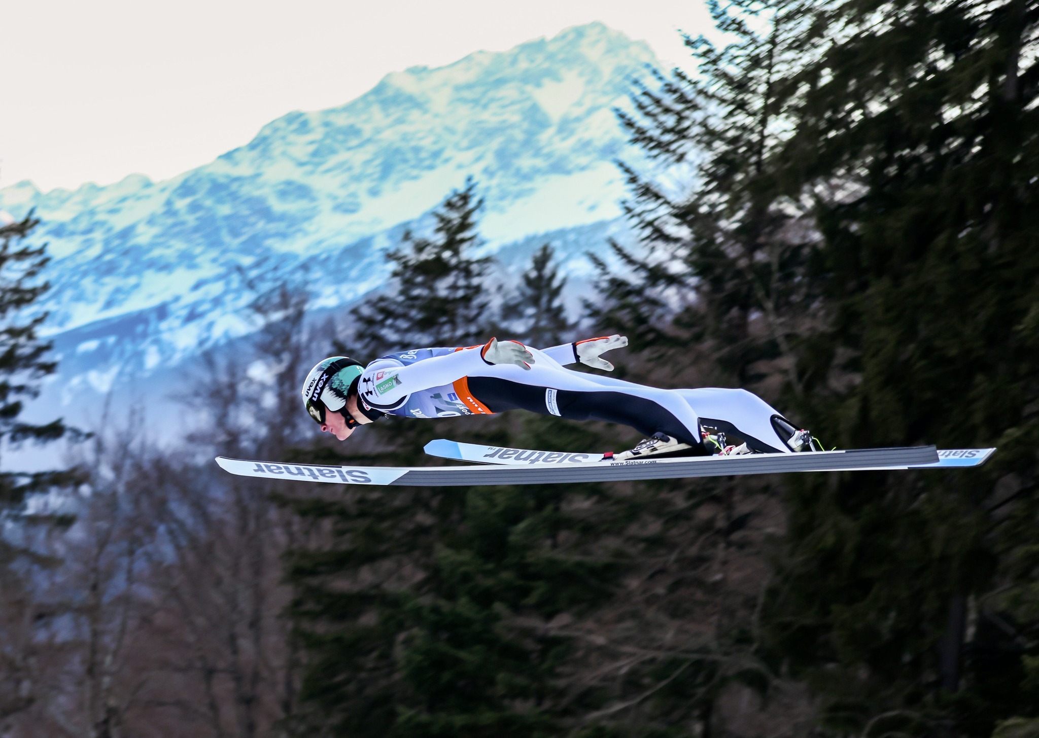 Zlati Domen Prevc: Slovenija ima novega svetovnega prvaka v poletih