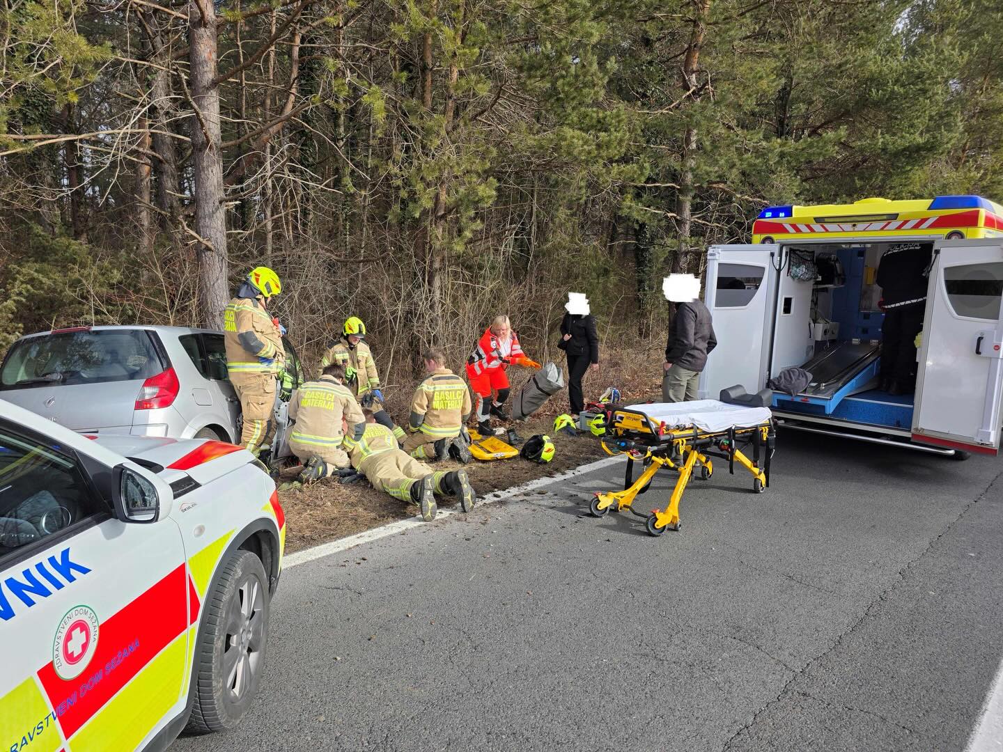 80-letnik zaspal za volanom in trčil v drevo, sopotnica hudo poškodovana