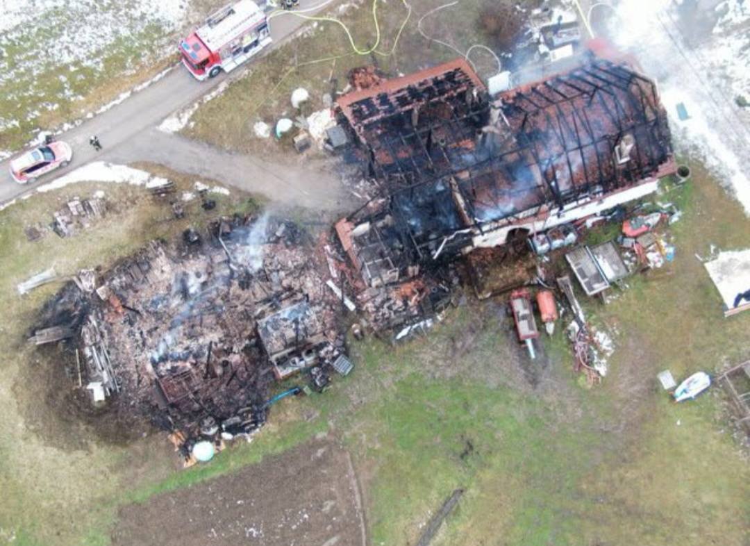 Nočni požar uničil dom družini na Štajerskem: Invalidna gospa in partner čez noč brez strehe nad glavo