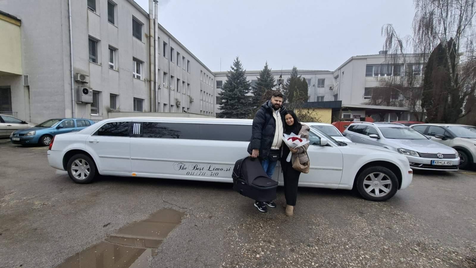 Prizor pred bolnišnico v Kranju navdušil splet, vsi si želijo takšnega moškega