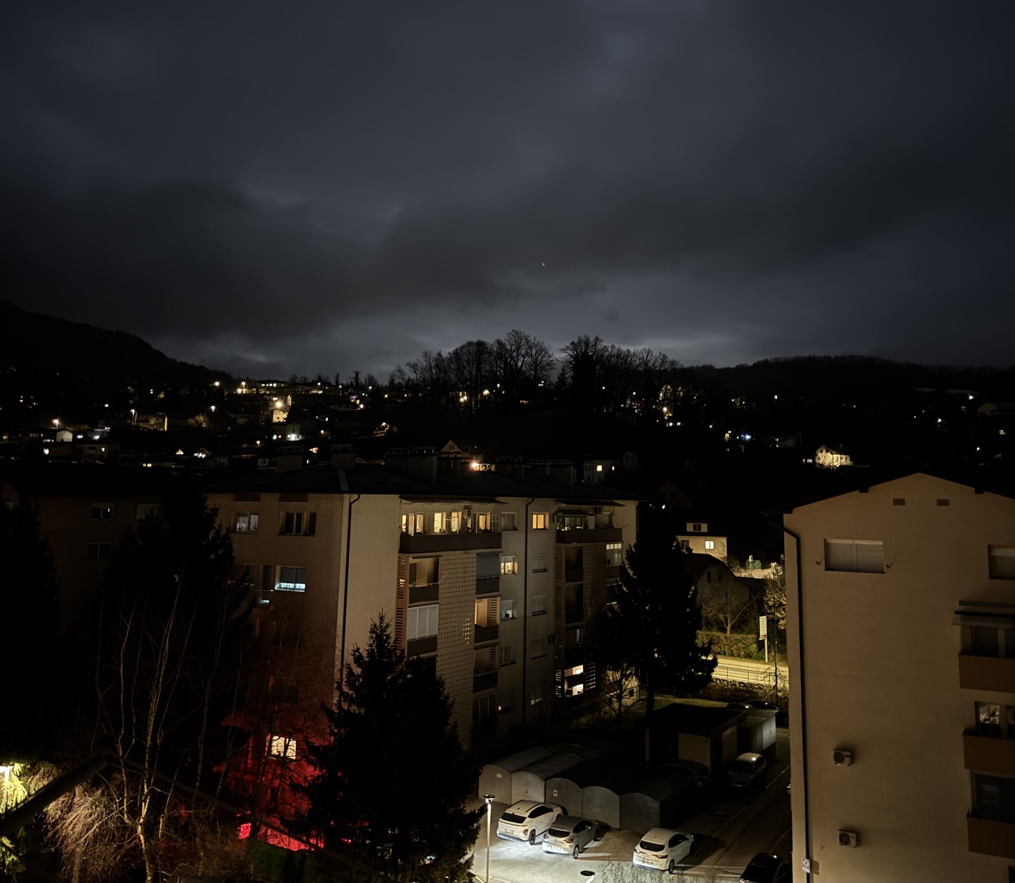 Hud požar, poškodovane štiri osebe: Pri popravilu motornega kolesa se je vnel bencin