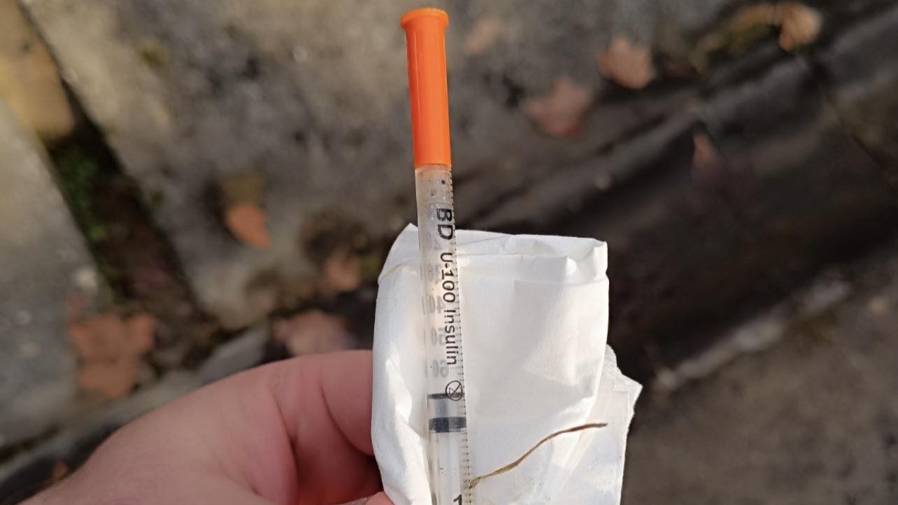 Petletnica iz vrtca prišla z uporabljeno injekcijsko iglo, starši v šoku