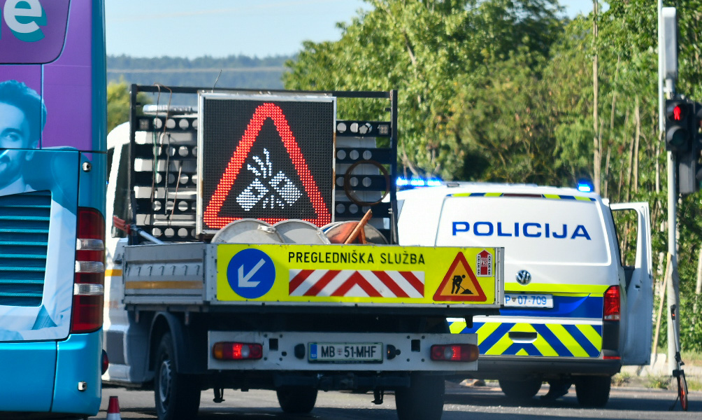 Vozil brez vozniške in trčil v avtobus, nato pa pobegnil (V vozilu sta bila tudi dva otroka)