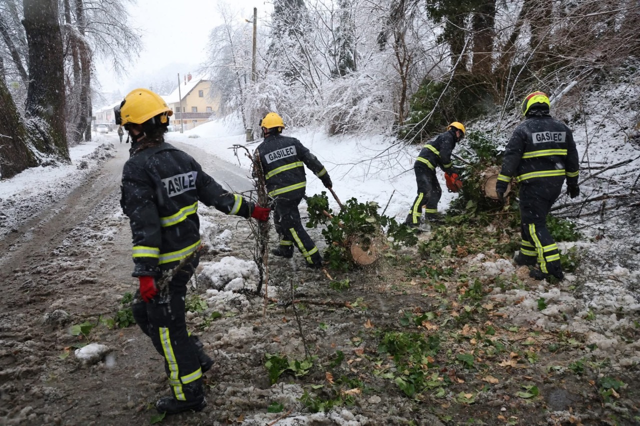 Lansko zimo brez elektrike ostalo več kot 40.000 odjemalcev: Kako je Elektro Maribor pripravljen na novo zimo?