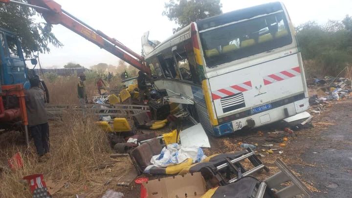 Avtobusu počila pnevmatika, umrlo 40 ljudi