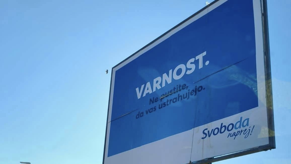 Kaj se dogaja v Sloveniji? Na plakat Gibanja Svoboda obesili truplo psa