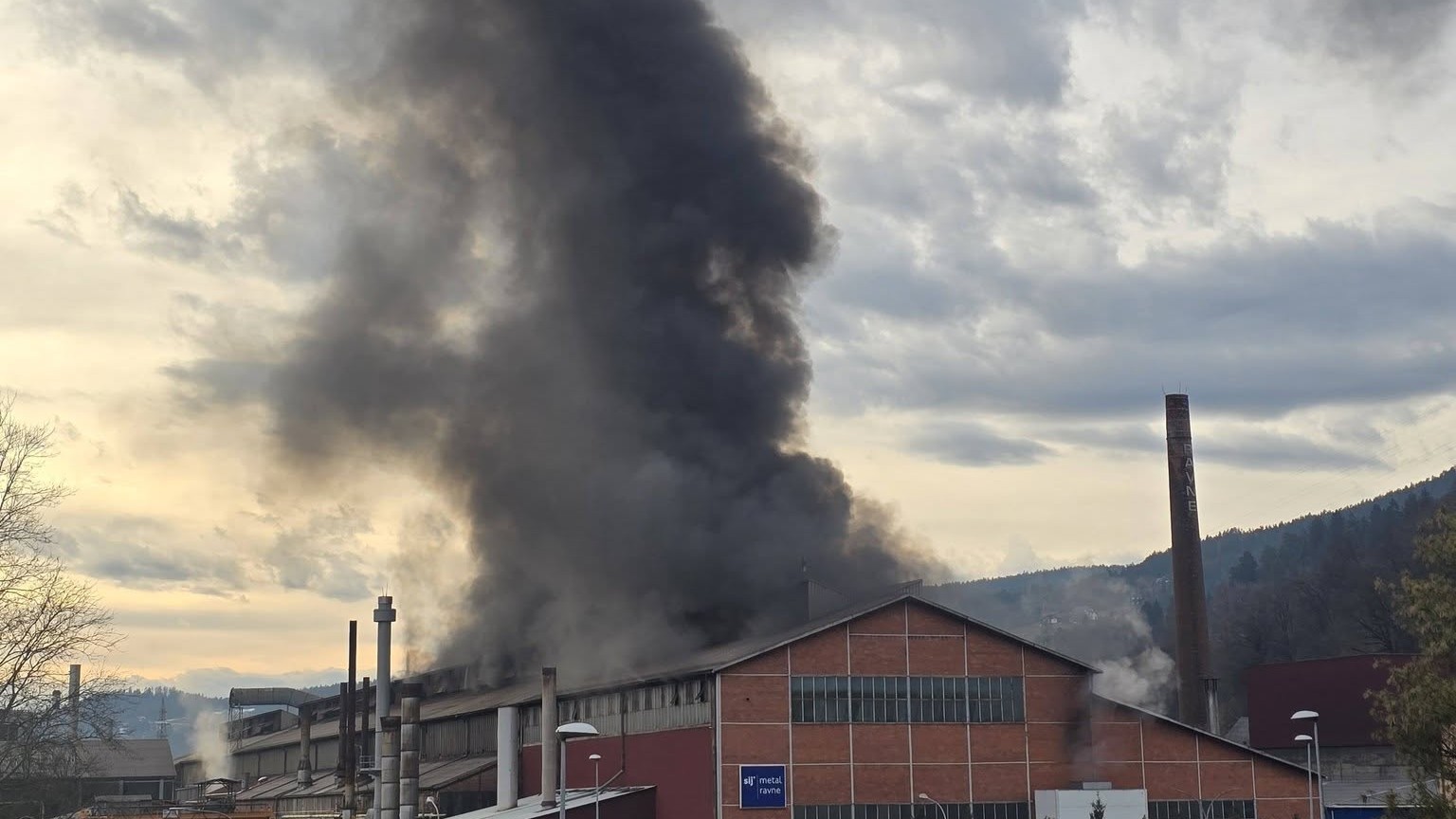 Izbruhnil požar, mnoge prestrašil gost črn dim: Kaj se je zgodilo v jeklarski družbi Sij Metal?
