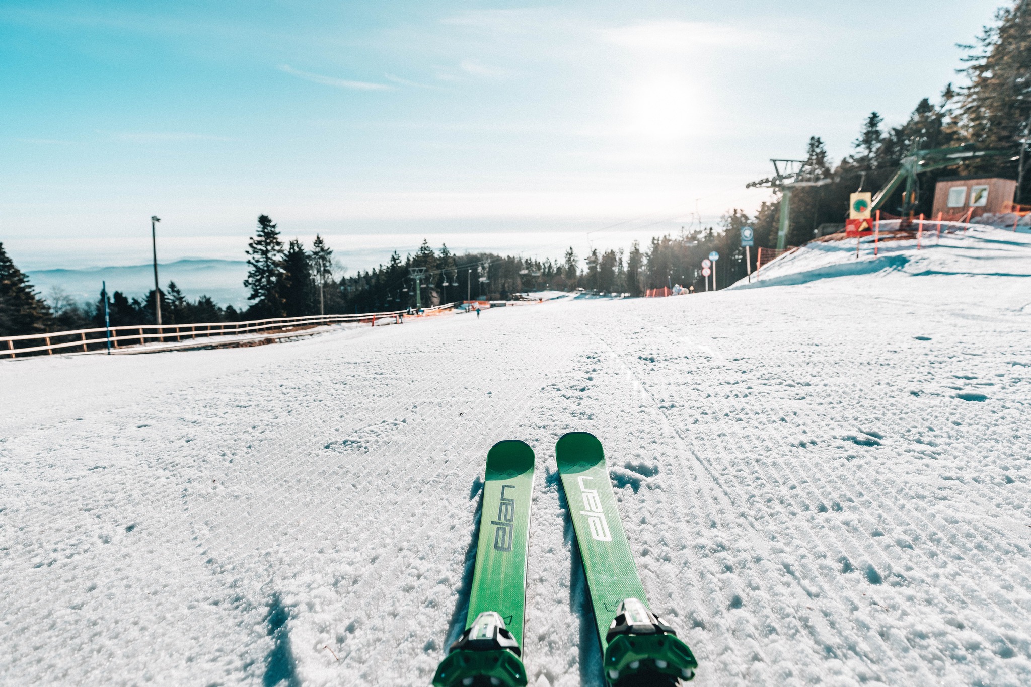 V Mariboru brezplačno drsanje, plavanje in smučanje za ženske