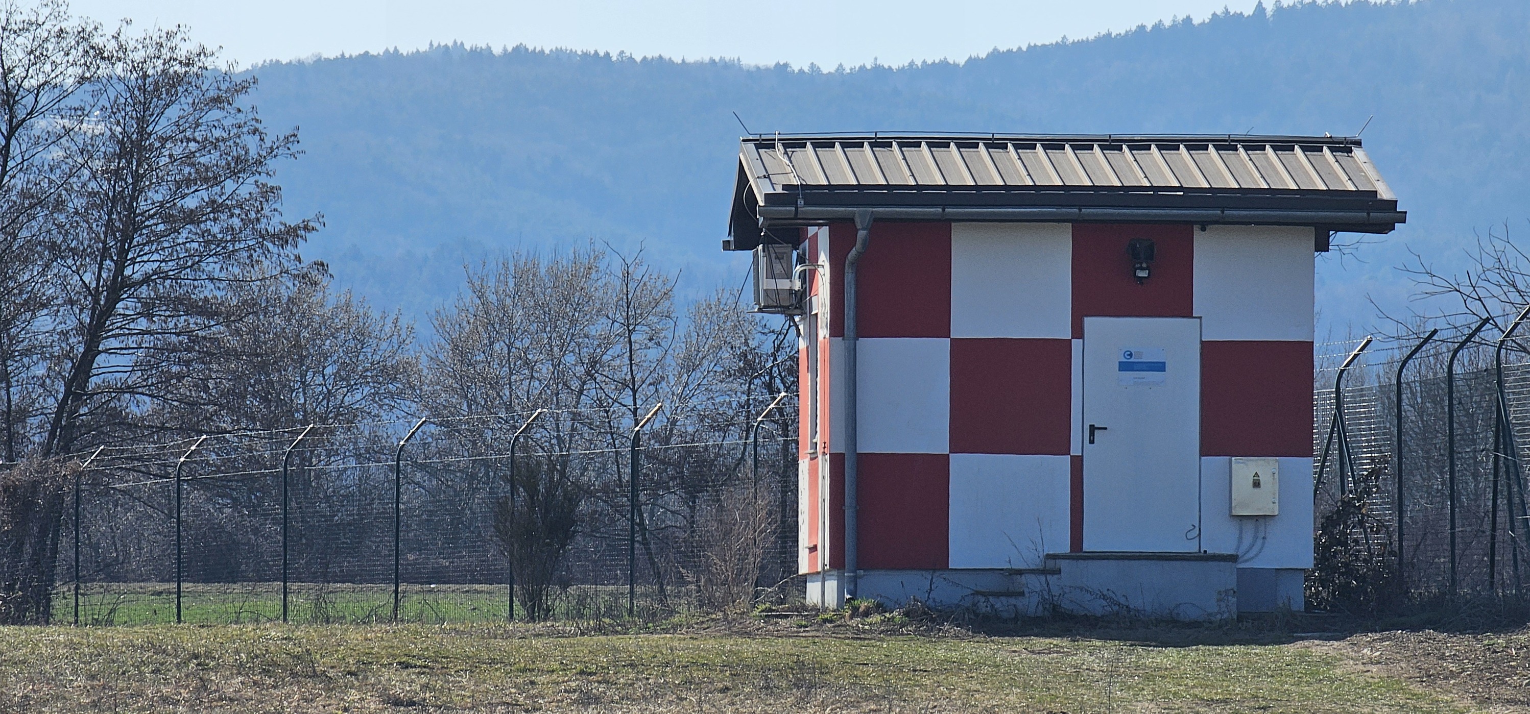 Nenavadna naprava ob mariborskem letališču že »čivka«: Veste, za kaj gre?
