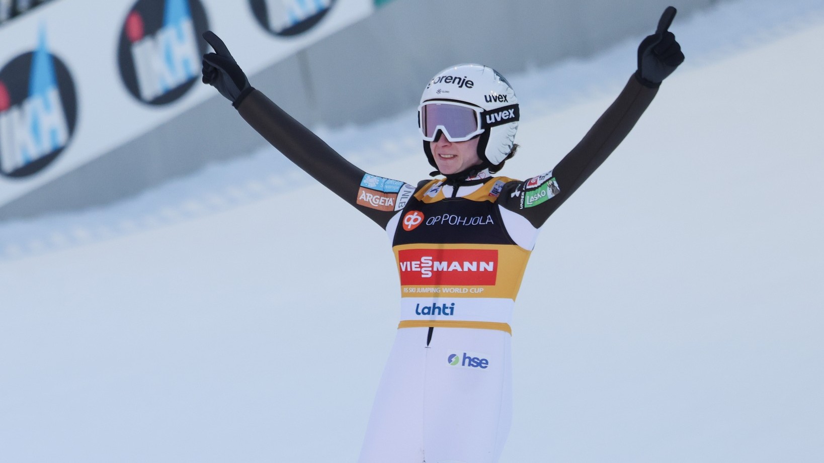 Noro: Nika Prevc poletela kar 242,5 m in v Planici postavila nov svetovni rekord