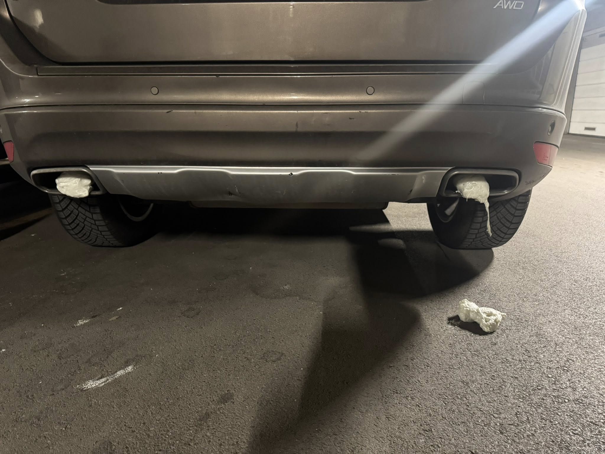 Nov zaskrbljujoč incident pred volitvami: "Avto, s katerim vozim petletno hčerko v vrtec"