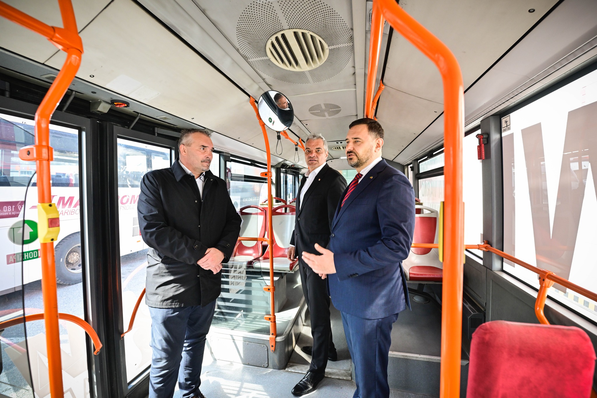 Maribor Ukrajini pošilja avtobusa, avtomobil, zdravila in opremo