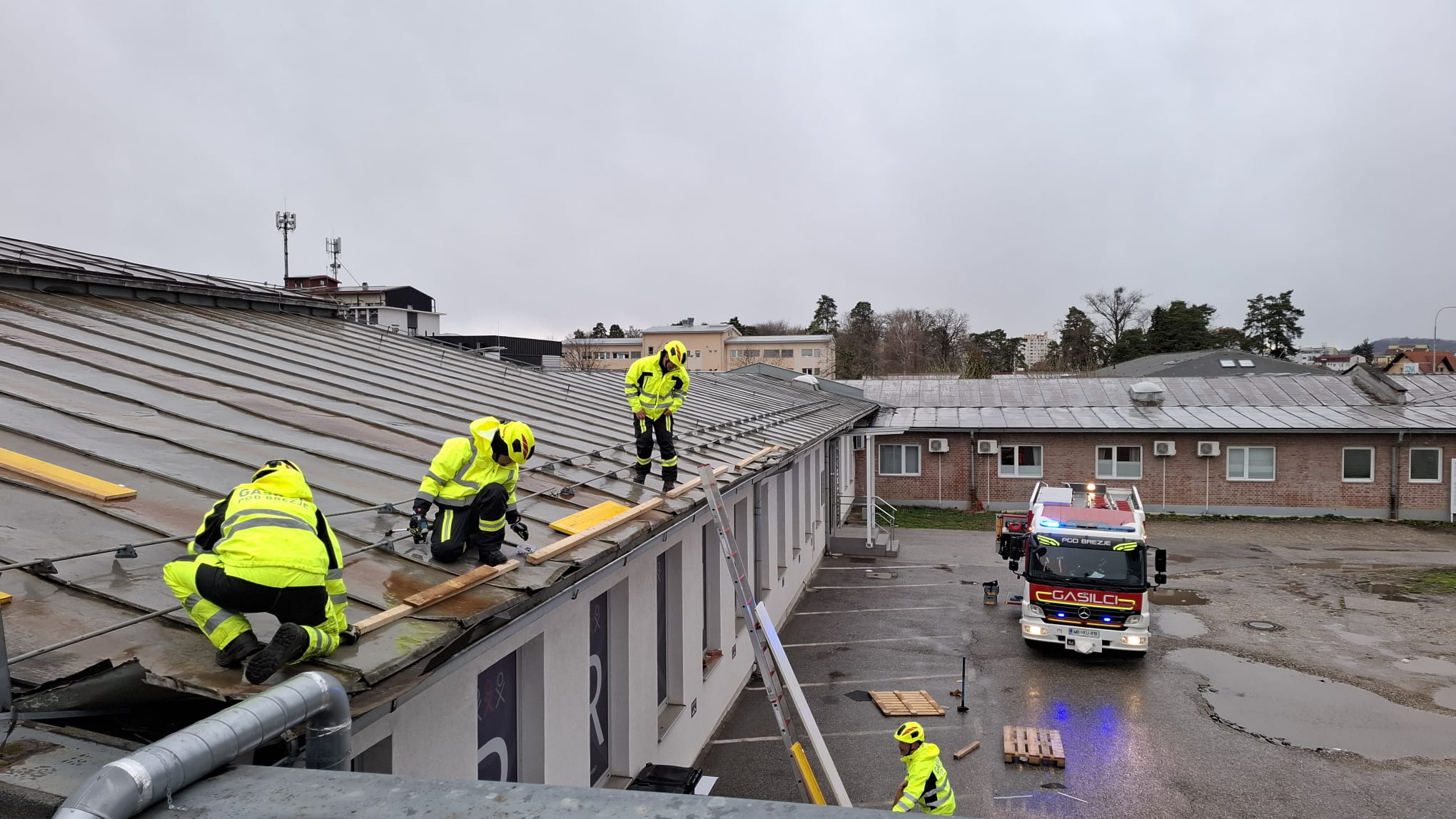 Od odkritih streh do ženske, ujete pod drevesom: Gasilci v težkih razmerah rešili marsikoga