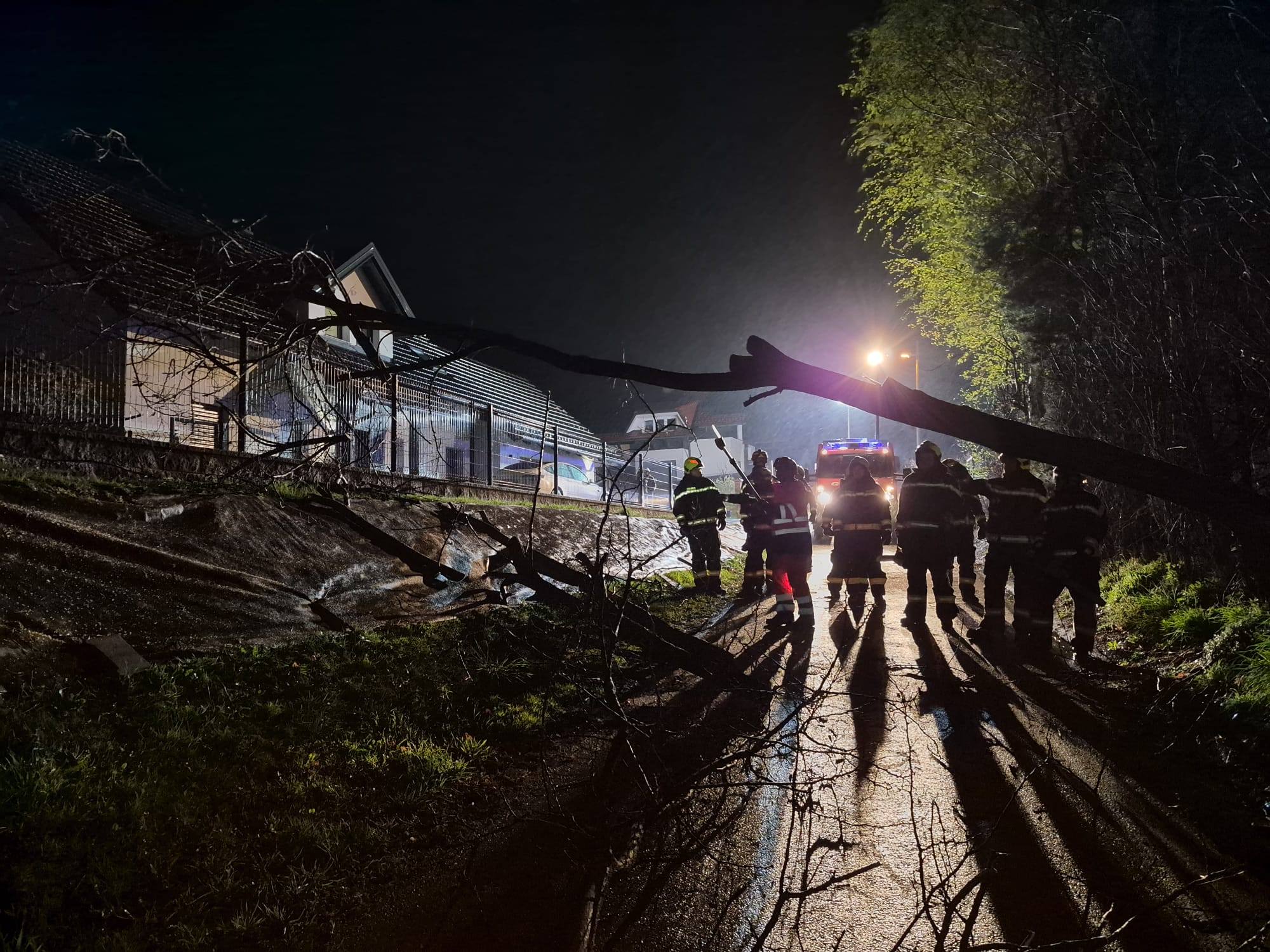 Podrta drevesa, tisoči brez elektrike, zaprte šole: Meteorologi svarijo, da najhujše še prihaja