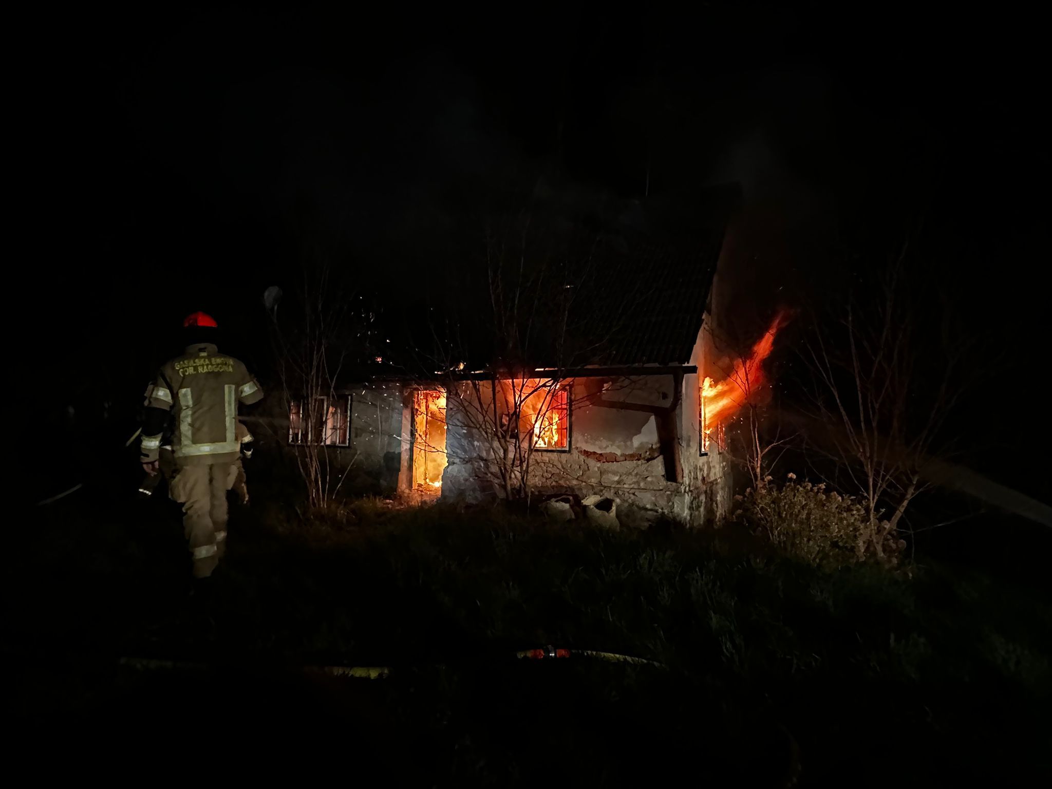 Za gasilce ni praznikov: Na velikonočno soboto plameni zajeli zapuščen objekt (FOTO)