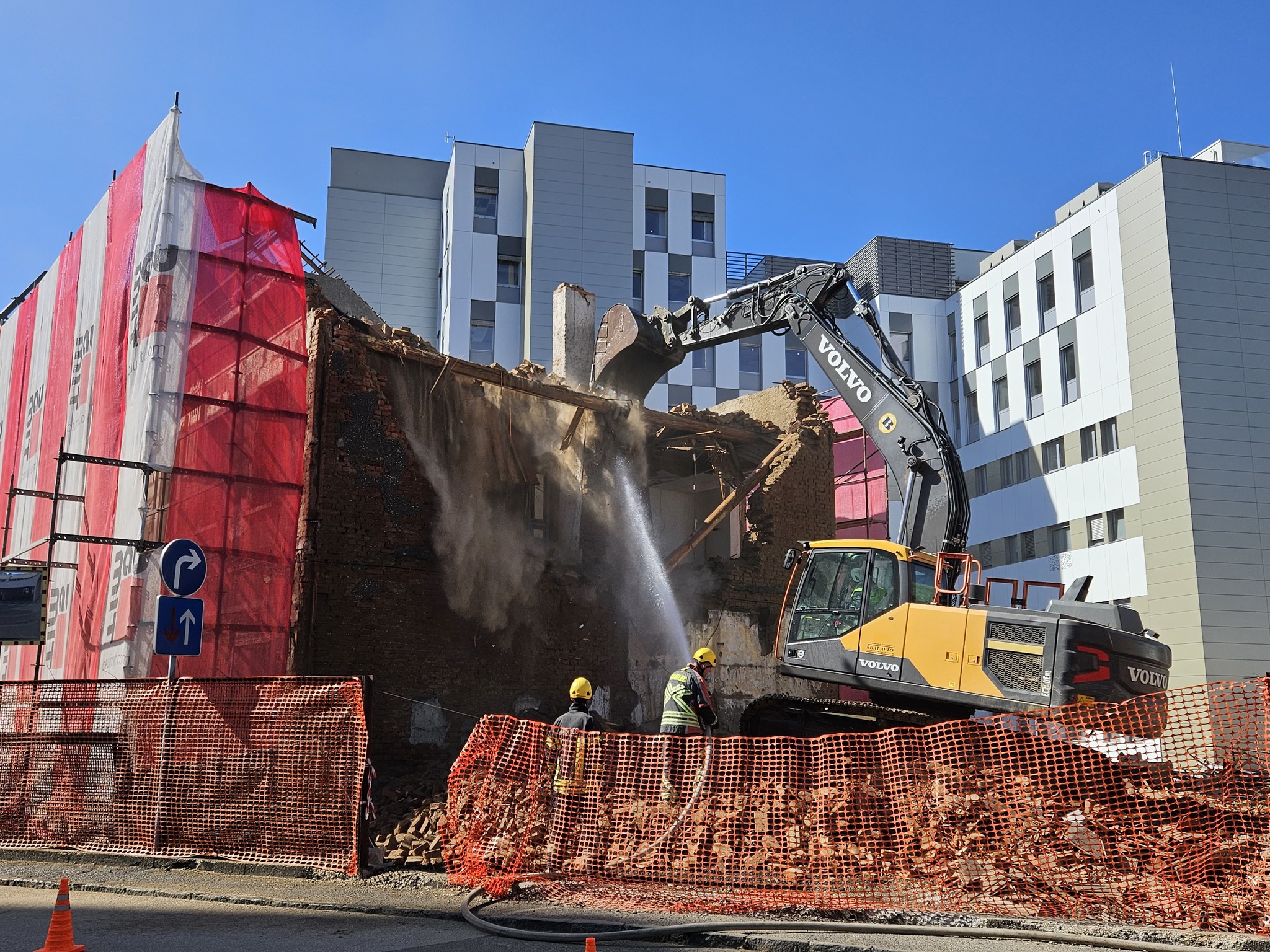 FOTO in VIDEO: Rušenje spornega poslopja na Masarykovi pri UKC Maribor v polnem teku
