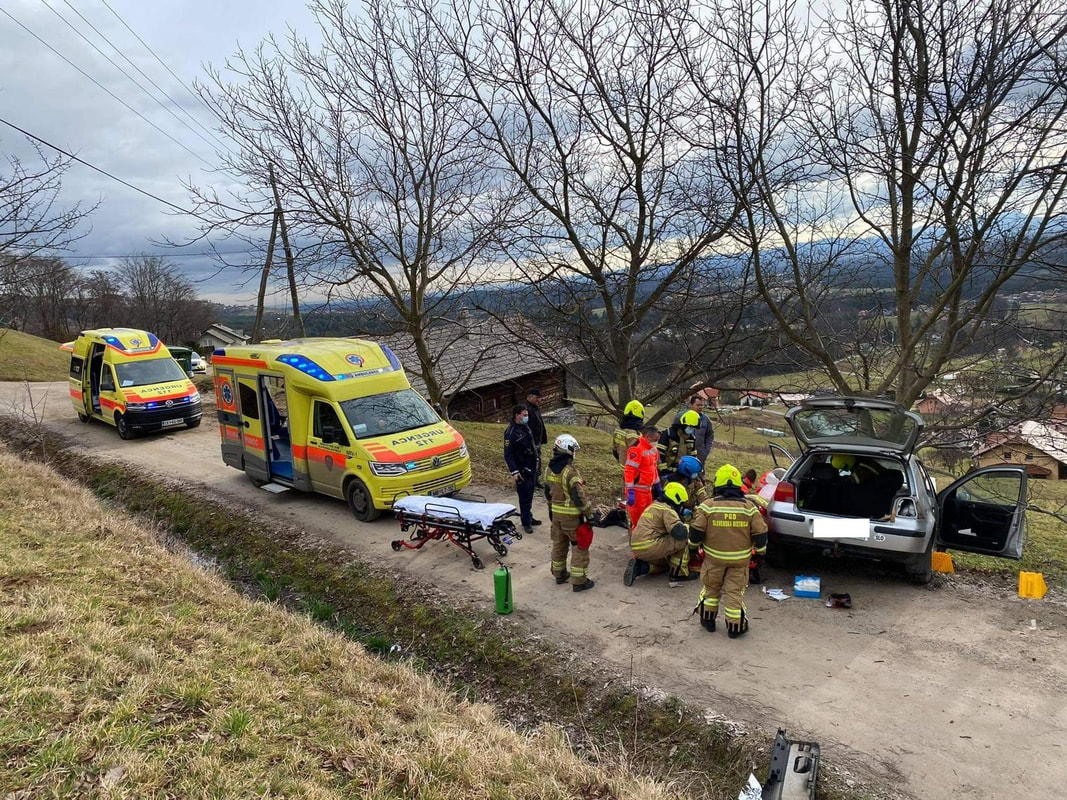 FOTO: 77-letnik zapeljal s cestišča in trčil v drevo, on in sopotnica hudo poškodovana