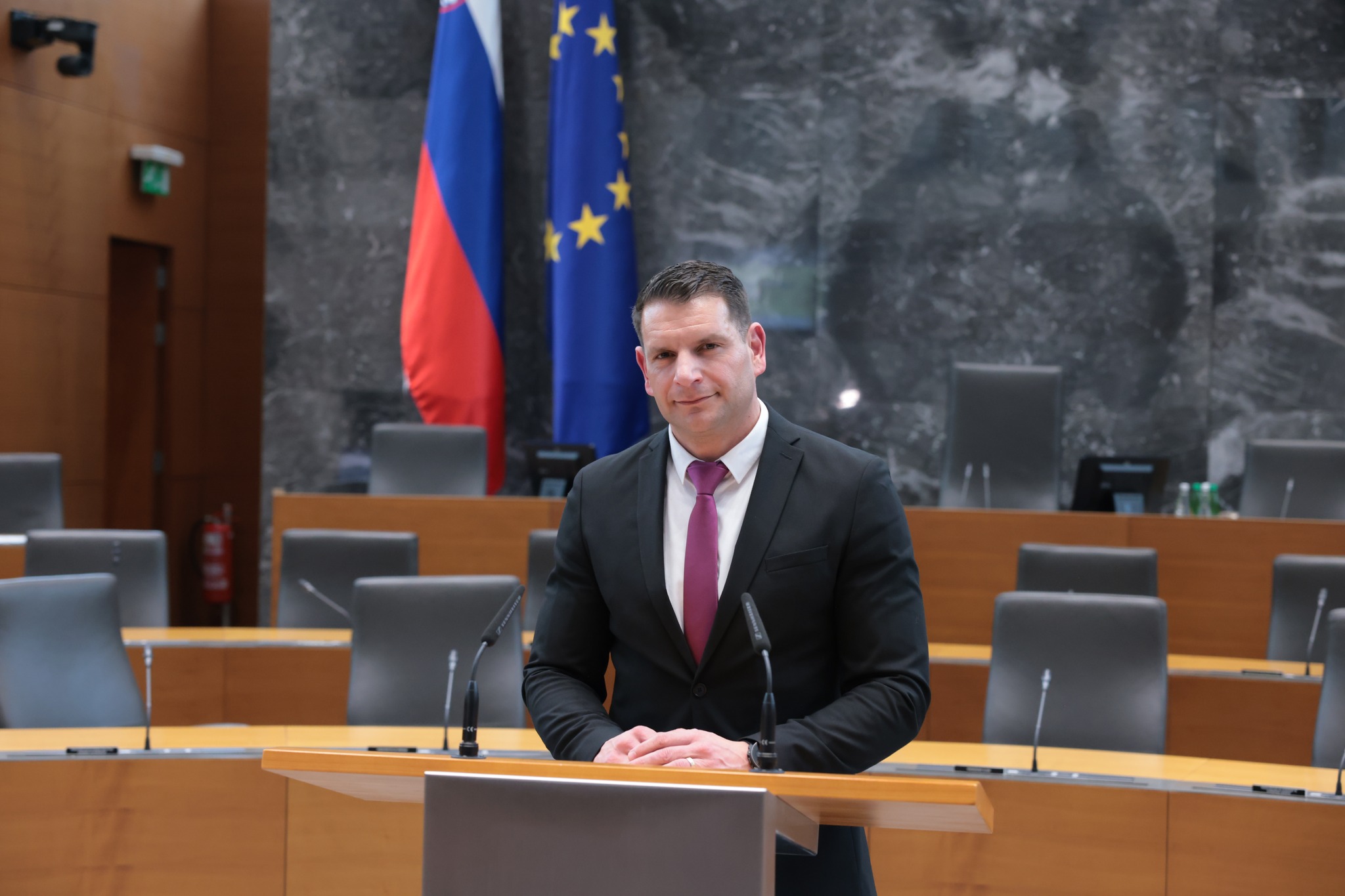 Nenavadna poteza: Ste slišali, kaj je Zoran Stevanović storil na svoj prvi delovni dan v DZ?