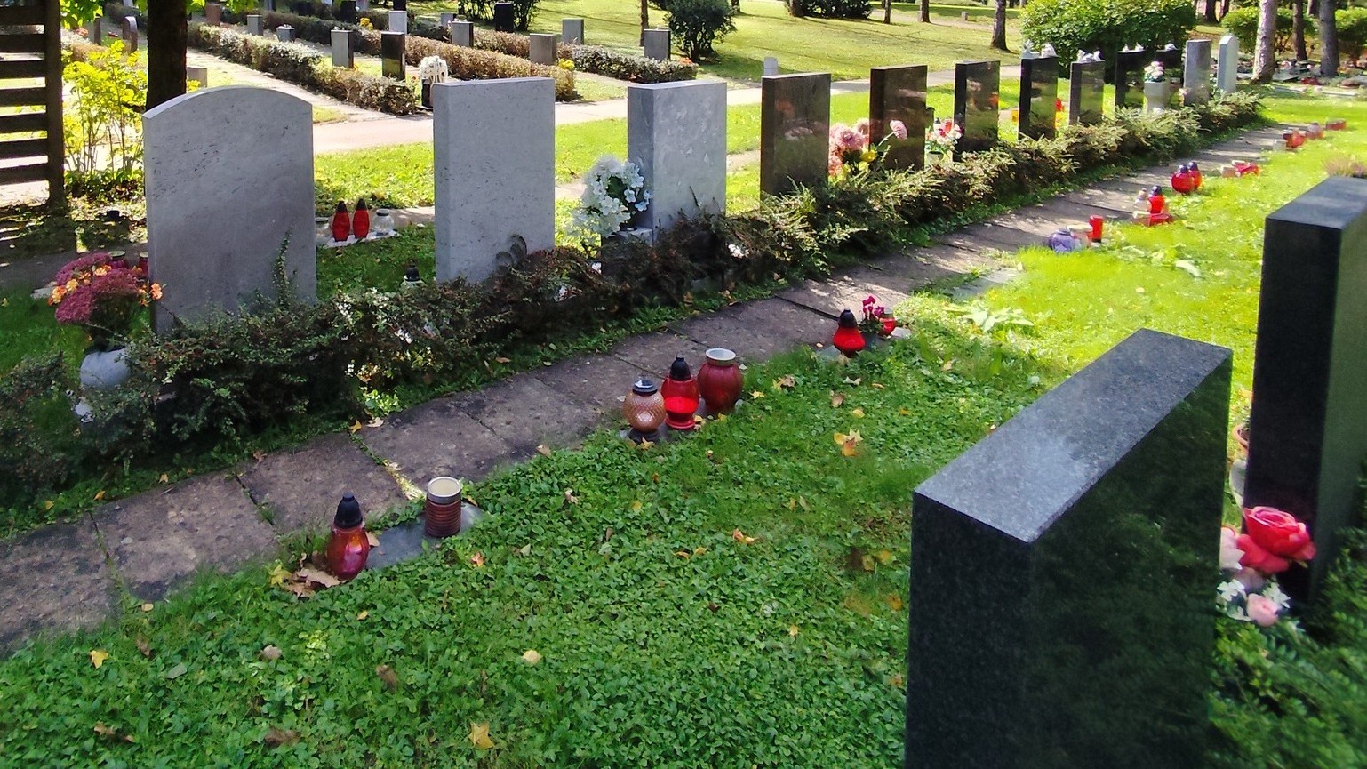 Novost na slovenskih pokopališčih: QR kode, nameščene na nagrobnikih pokojnikov