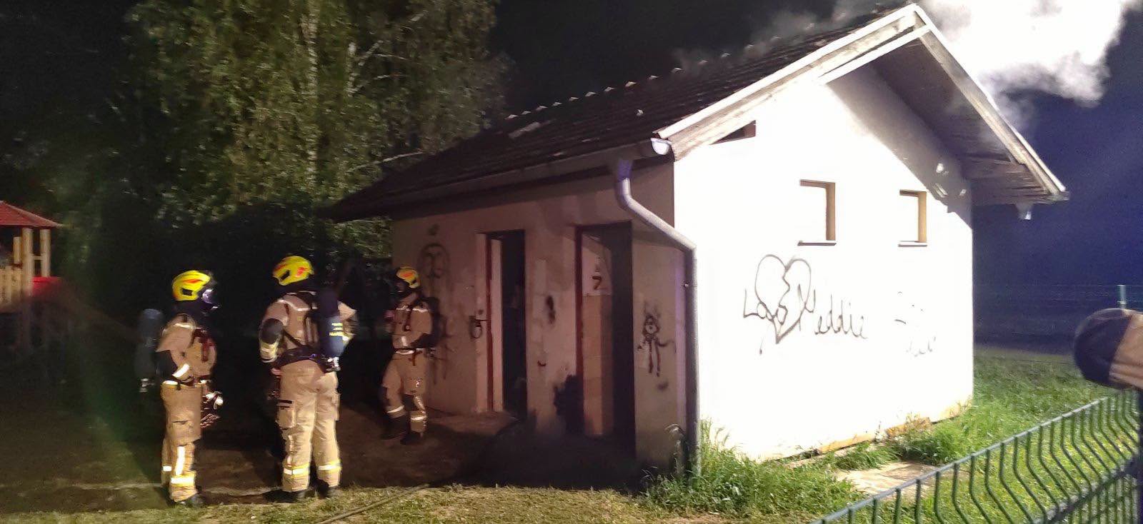 FOTO: Plameni zajeli zapuščeno hišo v okolici Maribora