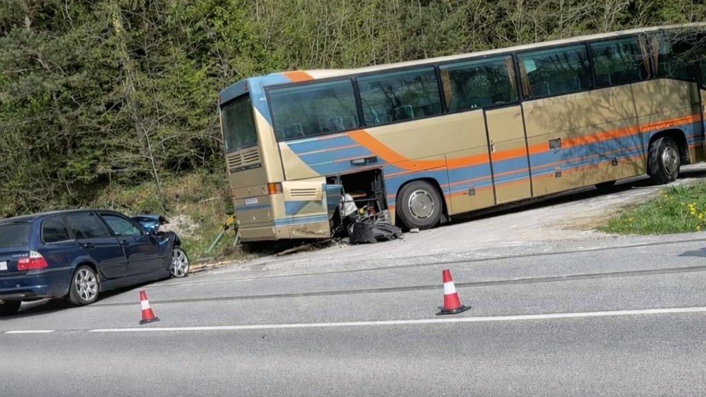 FOTO: Z avtobusom zavijal levo in spregledal drugo vozilo, voznik hudo poškodovan