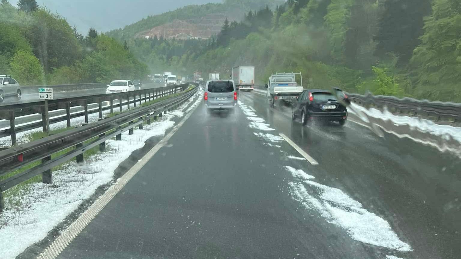 Meteorologi opozarjajo: Vračajo se nevihte, ponekod že padala toča