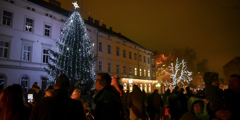 Vlada prepovedala strežbo hrane in pijače na stojnicah, to je izjema