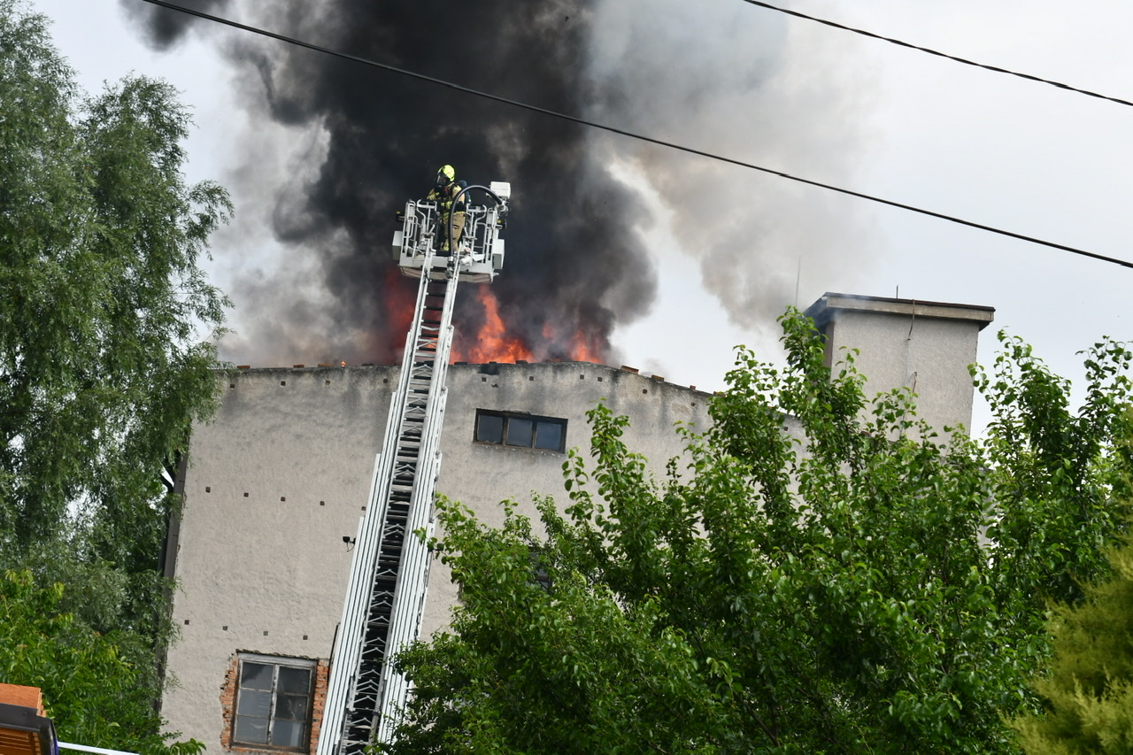 FOTO in VIDEO: V Slivnici večji požar zajel nekdanje skladišče hmelja