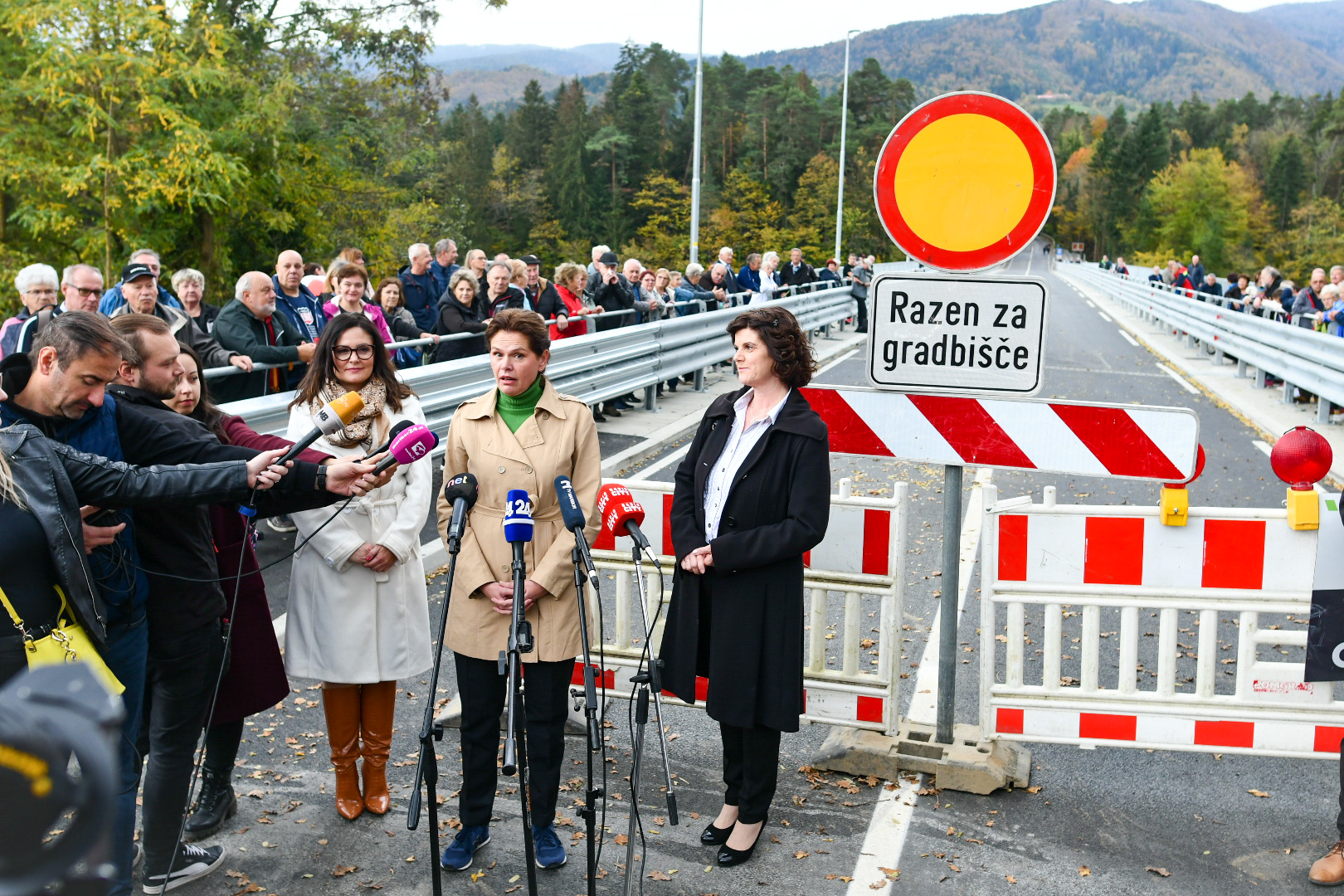 FOTO in VIDEO: Po letu in pol končno stekel promet čez obnovljen ruški most